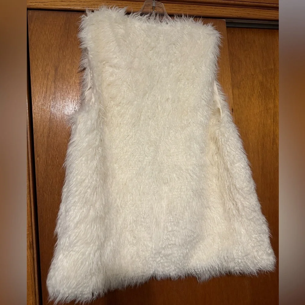 Universal Thread Ivory faux fur vest - Picture 4 of 4